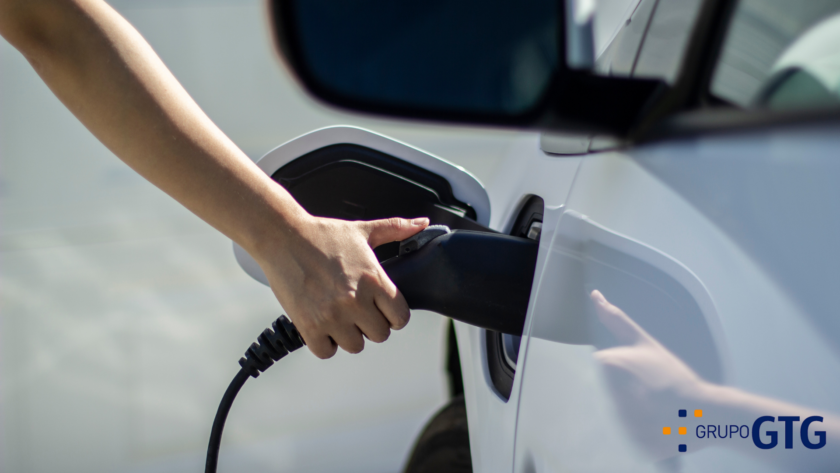 ¿Debo pedir permiso a la comunidad de propietarios para poder instalar una base de carga para mi coche eléctrico en mi plaza de garaje?