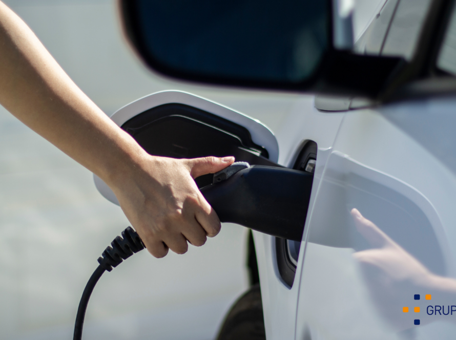 ¿Debo pedir permiso a la comunidad de propietarios para poder instalar una base de carga para mi coche eléctrico en mi plaza de garaje?